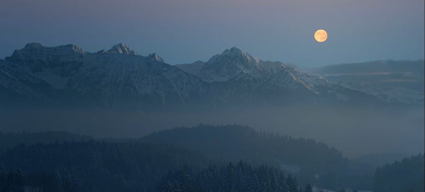 Hazy full moon of Appalachia (Desktop version)