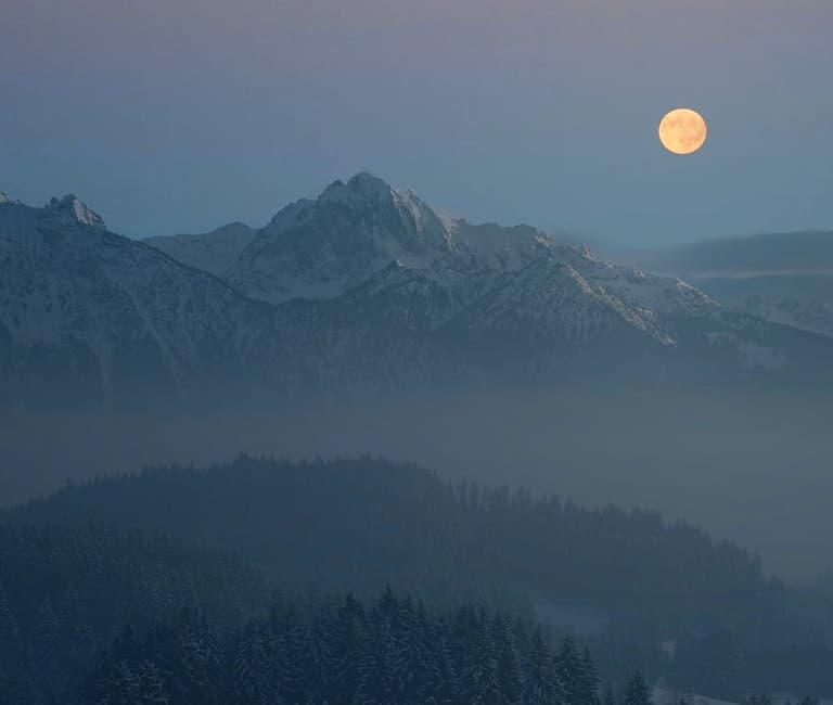 Hazy full moon of Appalachia (Tablet version)